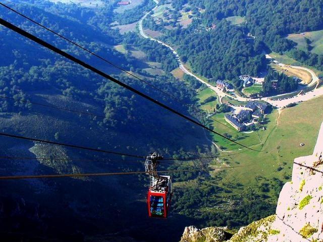 Viajar en telefA�rico en espaA�a: una experiencia familiar de altura