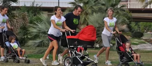 Madres que disfrutan el deporte en la ciudad con sus bebA�s