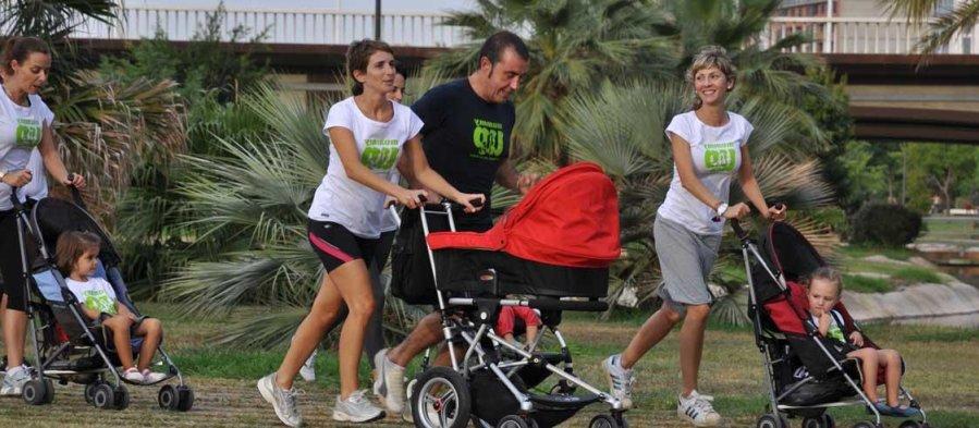 Madres que disfrutan el deporte en la ciudad con sus bebA�s