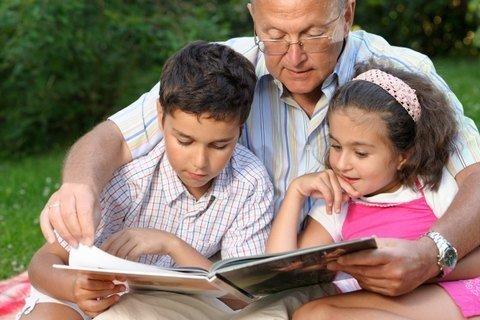 De vacaciones abuelos y nietos