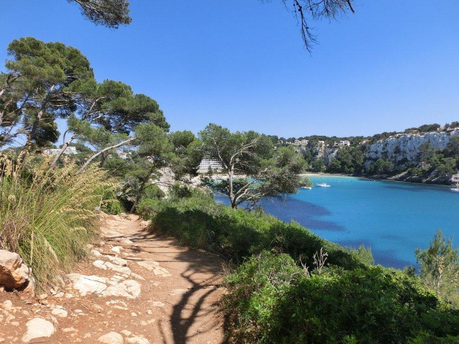 El sendero litoral del Cami de Cavalls: ruta familiares por Menorca