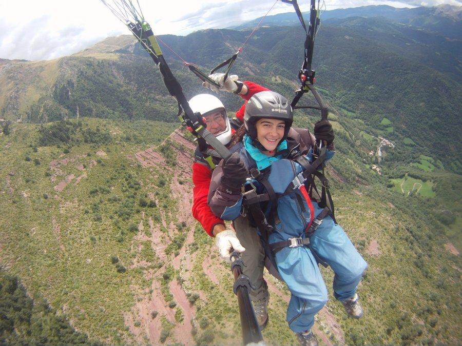 Disfruta en familia del parapente biplaza con niA�os en Pirineos