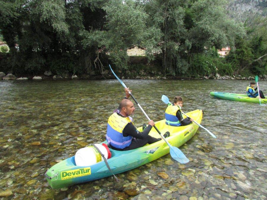 Cantabria: aventura en kayak por el río Deva en familia