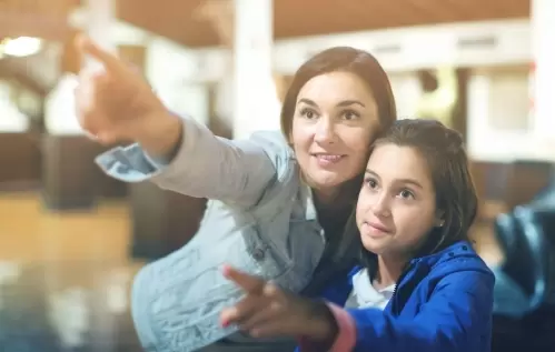 7 consejos para sobrellevar las colas si viajas con niños