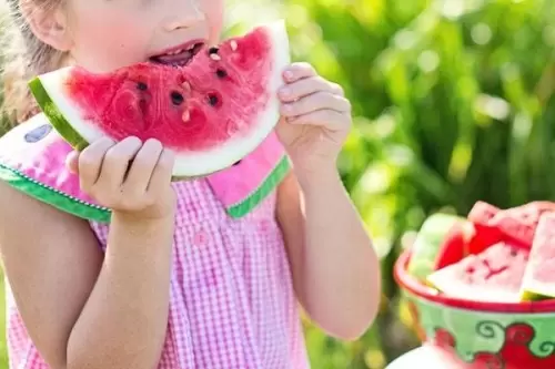 Padres y madres: cómo no descuidar la alimentación de tus hijos en vacaciones